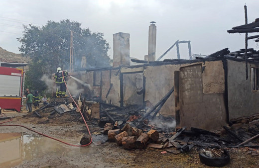 Kastamonu'da tek katlı bir ev alev alev yandı! Yanan ev kullanılamaz hale geldi