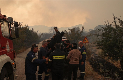 Yangın bölgesinde mahsur kalan göçmenler polise teslim oldu