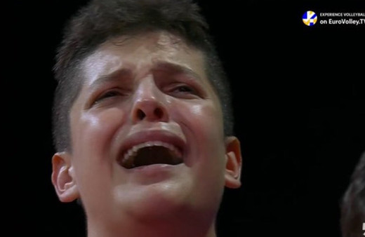 Ebrar Karakurt İstiklal Marşı'nı bağıra bağıra söyleyip hüngür hüngür ağladı