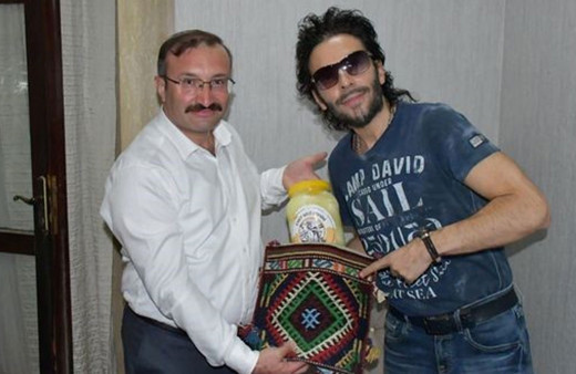 Kütahya'da konser veren İsmail YK'ya keçi peyniri hediye ettiler!