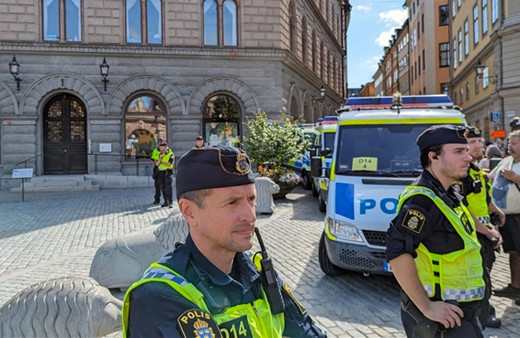 İsveç'te Kur'an-ı Kerim'e saldırıyı engellemeye çalışan 15 kişi gözaltına alındı