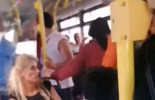 Belediye otobüsünde 'benim ülkemi lezbiyen yapamayacaksınız' diye sinir krizi geçirdi