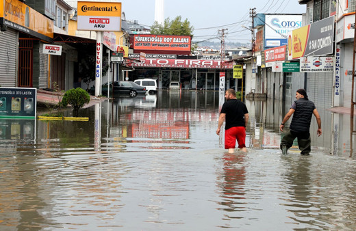 Valilik duyurdu! 13 ilçede eğitime sel engeli