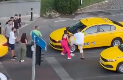 Trafikte tekme ve tokatlar havada uçuştu! Beyoğlu'nda taksici ve yabancı uyruklu kadınlar birbirine girdi
