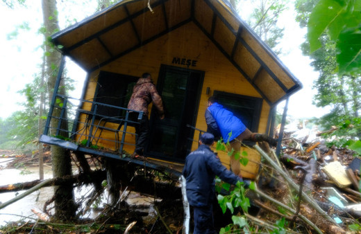 Kırklareli'ni sağanak sonrası sel vurdu! Turistik tesis sular altında kaldı! 2 ölü 4 kayıp