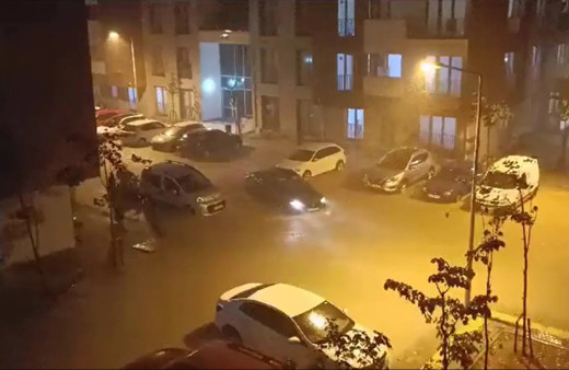 Başakşehir'i sel vurdu! Araçlar sürüklendi, insanlar mahsur kaldı!