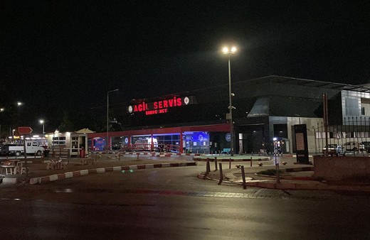 İzmir'de alacak verecek kavgası kan akıttı! Parasını ödemeyen genci 8 yerinden bıçakladı