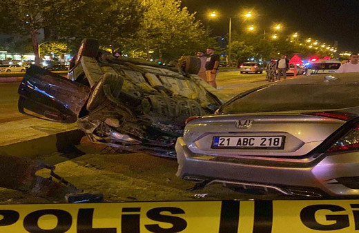 Diyarbakır'da kontrolden çıkan otomobil yanı şeritteki otomobille çarpıştı!