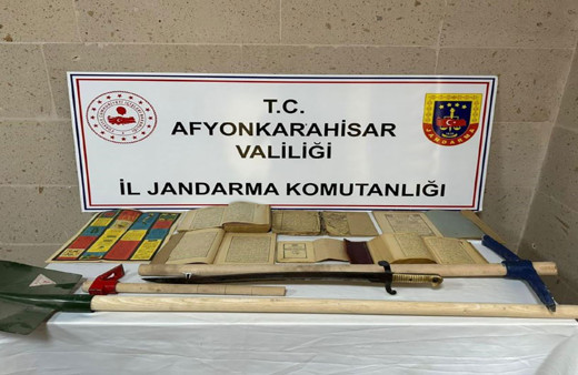Afyonkarahisar'da defineciler yakayı ele verdi! Arapça yazılı kitaplar ve kılıçla jandarmaya yakalandı