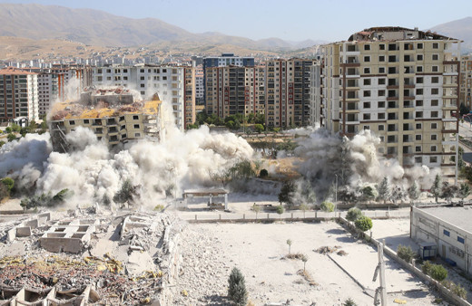 Malatya'da ağır hasarlı 2 bina patlayıcıyla yıkıldı!