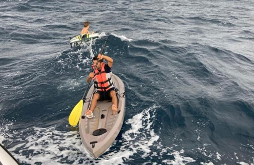 Şişme bot ile denizde sürüklenen çocukları Sahil Güvenlik kurtardı!