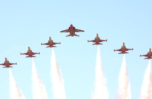 HÜRJET, Türk Yıldızları ile birlikte kol uçuşu yaptı!