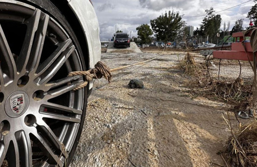 İstanbul'da lüks araçları selde sürüklenmesin diye ağaca bağladılar!