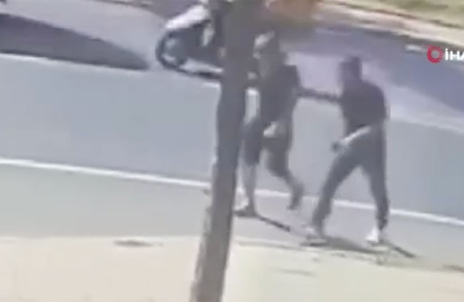 Böyle hırsızlık görülmedi! Yoldan geçen vatandaşlardan yardım istedi, hırsızlık yaptı