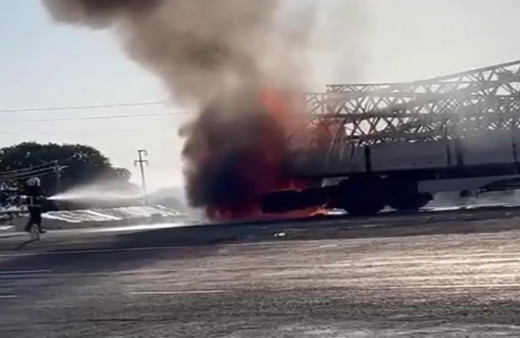 Diyarbakır'da seyir halindeki tır alev alev yandı, hurdaya döndü!