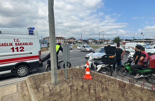 Düzce'de kontrolden çıkan otomobil kavşaktaki motosiklete çarptı!