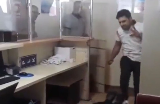 Dehşet anları kamerada! Sağlık çalışanını bıçaklayıp yerde yatarken tekmeledi!