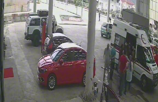 Scooter faciası kamerada! Kız çocuğu scooterla merdivenlerden düştü