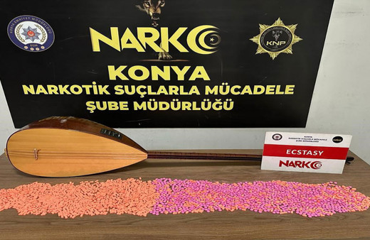 Konya'da uyuşturucu tacirlerinin yöntemi ağızları açık bıraktı! Bağlamanın içerisinden binlerce uyuşturucu hap çıktı