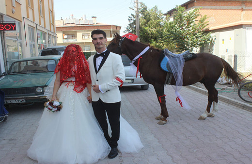 Bu damat sınırları zorluyor! Vinçle evlilik teklifi ettiği sevgilisi düğünde at ile aldı