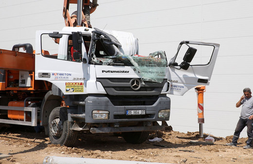Manisa'da feci kaza! İş makinası şoförün üzerine devrildi