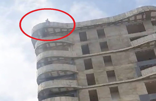 Samsun'da 11 katlı inşaattan intihar etemey çalışan şahısı polisler ikna etti!