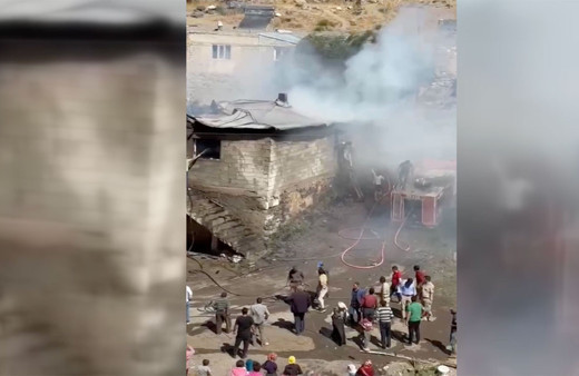 Ağrı'da köy evi cayır cayır yandı! Küle dönen ev kullanılamaz hale geldi