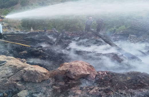 Yangın çıkan ağıl sahinin gözlerinin önünde kül oldu! 60 keçi telef oldu