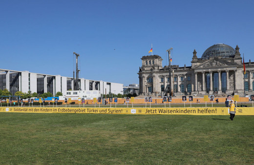 Almanya Meclisi önünde 75 metrelik "Yetim Sofrası" açıldı