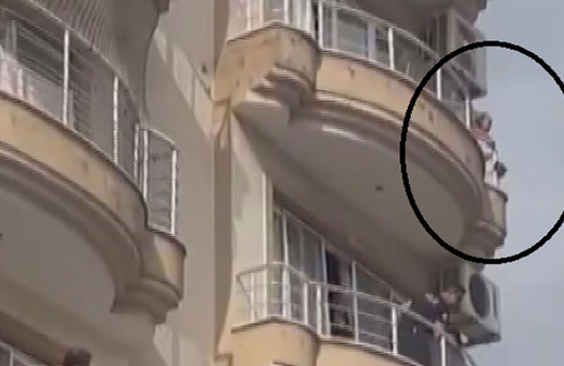 Annesini 5. katın balkonundan atmaya çalıştı! Dehşet anları kamerada....