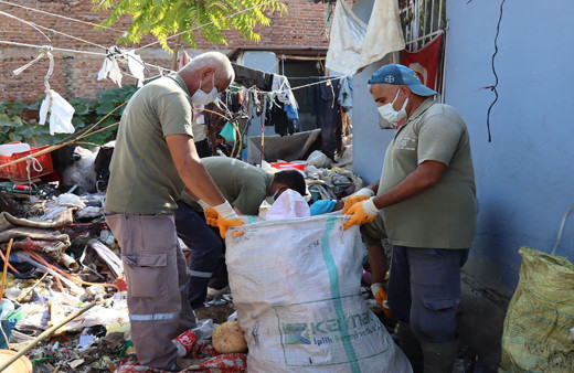 Vatandaşlar daha fazla dayanamayınca ihbar etti! Ekipleri şoke eden evden 8 saatte 7 kamyon çöp çıktı