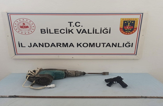 Bilecik'te defineciler yakayı ele verdi! Kazı yaparken suç üstü yakalandı
