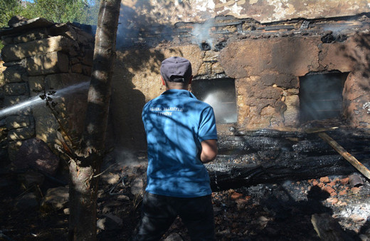 Giresun'de iki katlı ahşap ev alevlere teslim oldu!