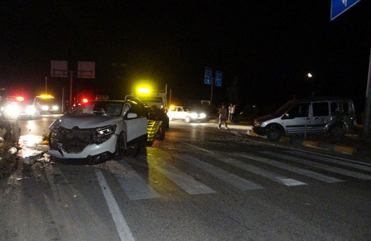 Kastamonu'da feci kaza! Ciple ticari araç birbirine girdi: 4 yaralı