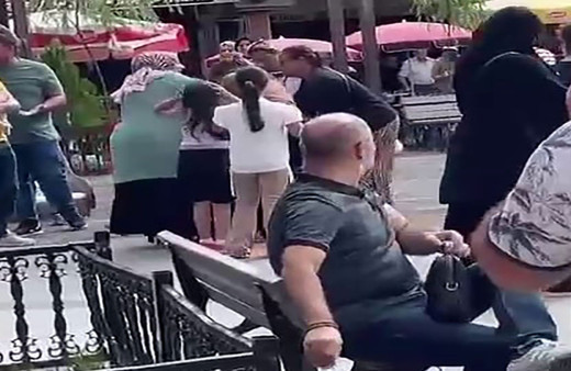 Sakarya'da çocukların park kavgasında aileler birbirine girdi! O anlar kameralara yansıdı