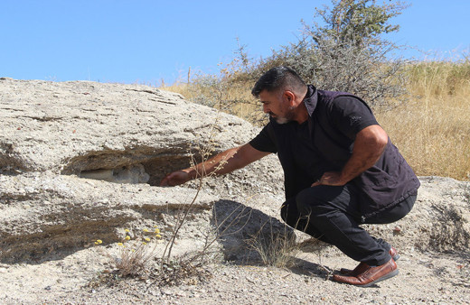 Arazisinde bulduğu şeyle herkesi heyecanlandırdı! Binlerce yıllık parçanın incelenmesini istiyor