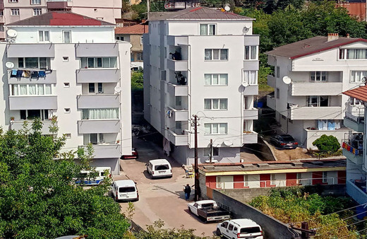 Zonguldak'ta 5. kattaki evinin balkonundan düşen adam can verdi!