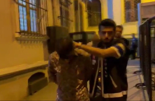 Filmleri aratmayan dolandırıcılık! İş adamından aldıkları 60 bin doları sahteleriyle değiştirdiler