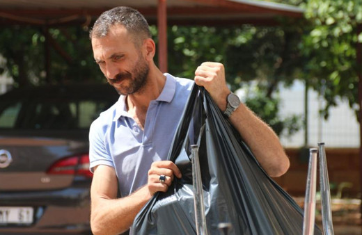 Fahiş artışa boyun eğmeyen kiracı evden tahliye edildi eşyalarıyla birlikte sokakta kaldı