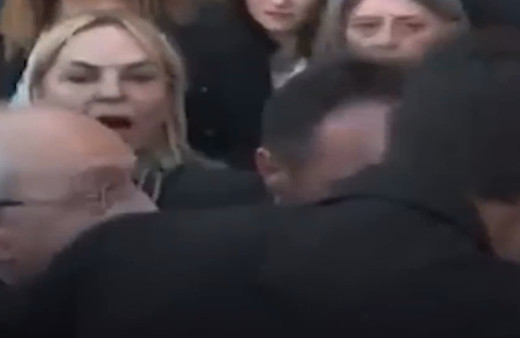 Anıtkabir'in önü karıştı! Kılıçdaroğlu'nun elini sıkmak isteyince korumalar araya girdi