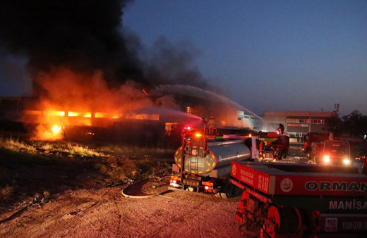 Manisa'da geri dönüşüm fabrikası yandı! Ekipler hâlâ söndürüyor!