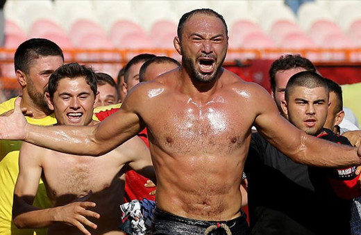 671. Tarihi Elmalı Yağlı Güreşleri'nde başpehlivanlığı Ali Gürbüz kazandı