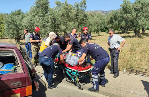 Bursa'da iki otomobil kafa kafaya çarpıştı! 1'i bebek 6 kişi yaralandı