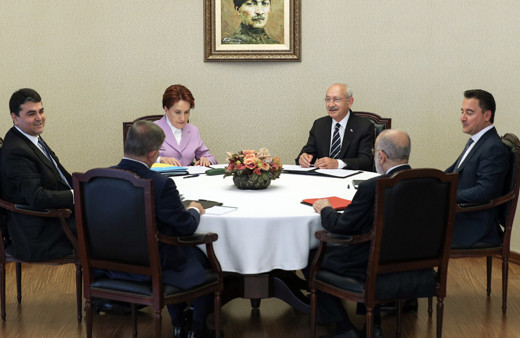 Deniz Zeyrek'ten muhalefete gönderme! 'Mal paylaşımı' derdine düşmüş öfkeli çiftler gibi...