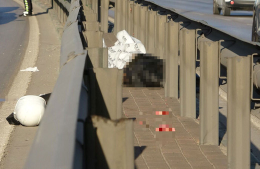 Bursa'da acı kaza!Devrilen motosiklet bariyerlere çarptı, sürücü can verdi