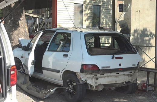 Bursa'da korkunç kaza! Otomobil otobüs durağına uçtu: 1'i ağır 3 yaralı