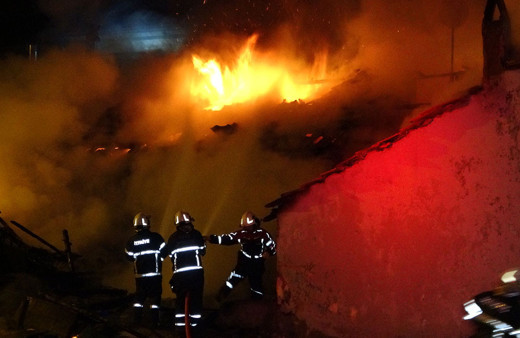Uşak'ta 2 müstakil ev alevlere teslim oldu! Mahalleli yangını film gibi izledi