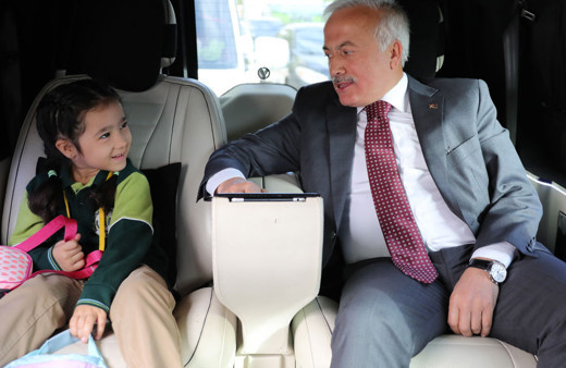 Şehit kızı ilk gün okuluna Aksaray Valisi Mehmet Ali Kumbuzoğlu ile gitti