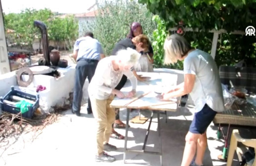 ABD'li turistlere köyde iş yaptırıyorlar! Bahçede çapa, evde çörek yapıyorlar!