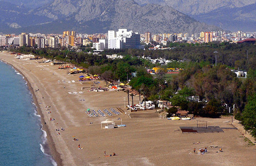 Savaştan kaçıp Antalya'da 80 daire satın aldı kendi yurttaşlarına kiraya verdi